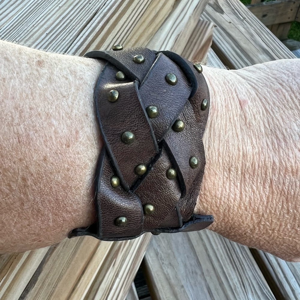 - 4 Mixed Cuff Bundle! Like New! - image 3